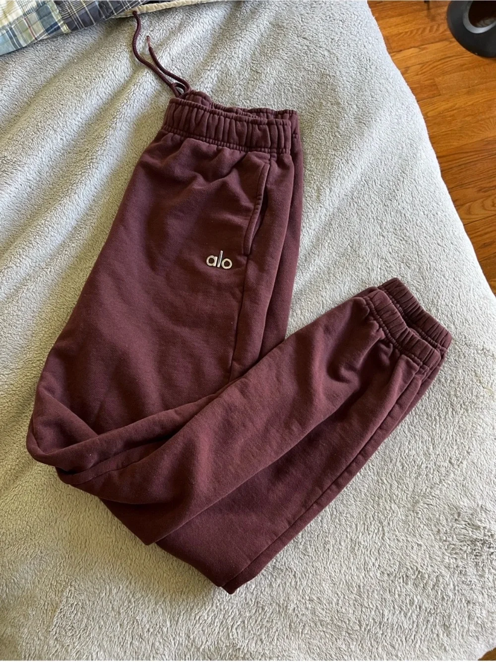 Alo Yoga Women’s Cherry Cola Maroon Accolade Sweatpants Small